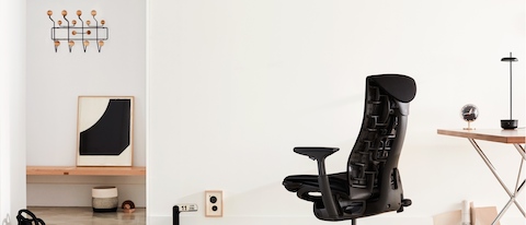 Uma cadeira de escritório preta Embody, vista de costas em ângulo.