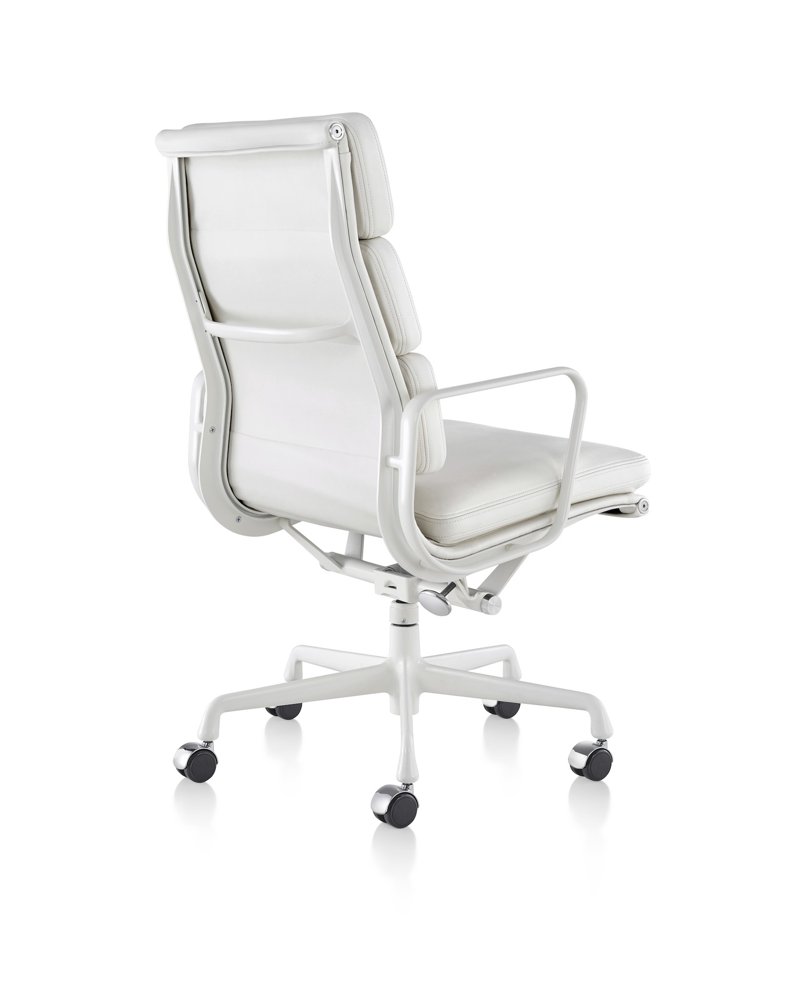 Кресло eames style hb soft pad executive chair ea 219 кремовая кожа