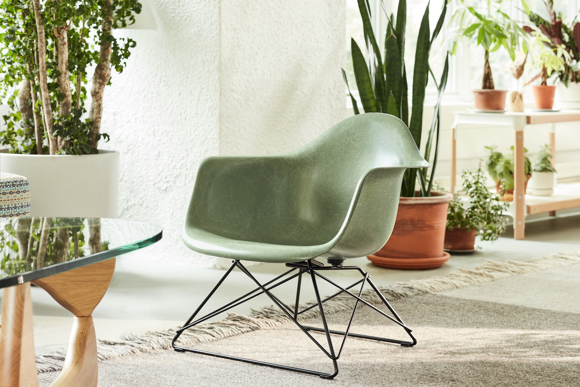 Eames fiberglass 2024 armchair lar