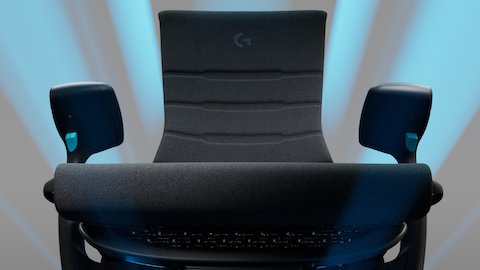 Een Embody x Logitech G Gaming-stoel met een blauwe spot eromheen.