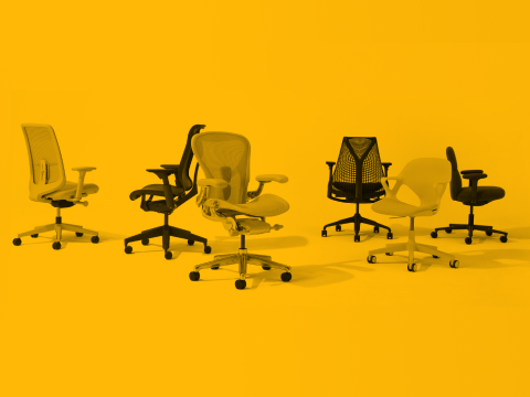 Een selectie ergonomische stoelen van Herman Miller, gefotografeerd in een studio. Stoelmodellen zijn onder andere Verus, Cosm en Aeron.