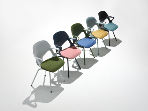 Cinco cadeiras laterais Zeph com braços fixos em linha, incluindo uma cadeira alpina com assento verde-oliva, cadeira azul escura com assento rosa, cadeira azul claro com assento amarelo, cadeira oliva com assento azul e uma cadeira preta com assento verd