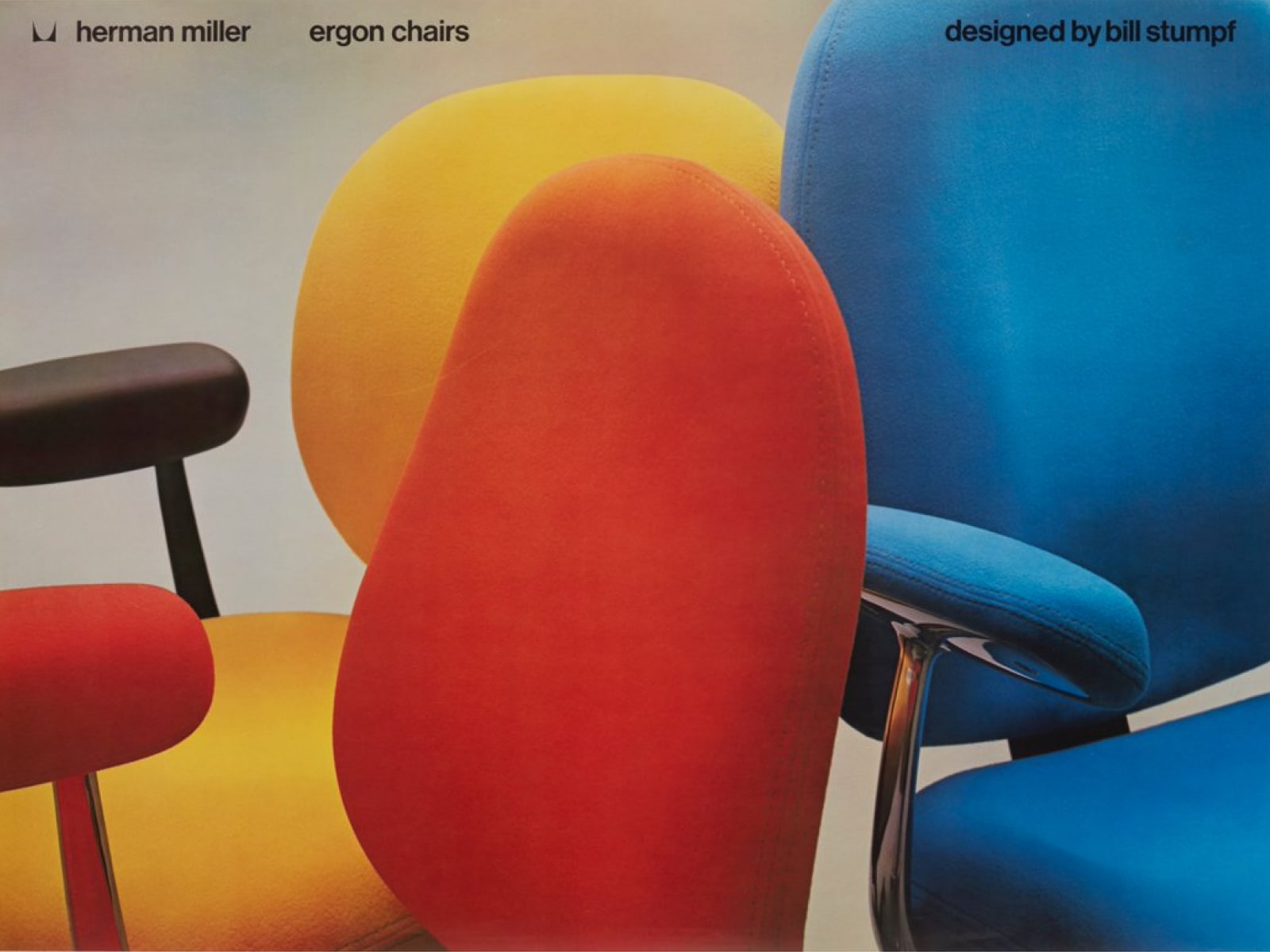 三张分别为红色、黄色和蓝色的Ergon座椅。