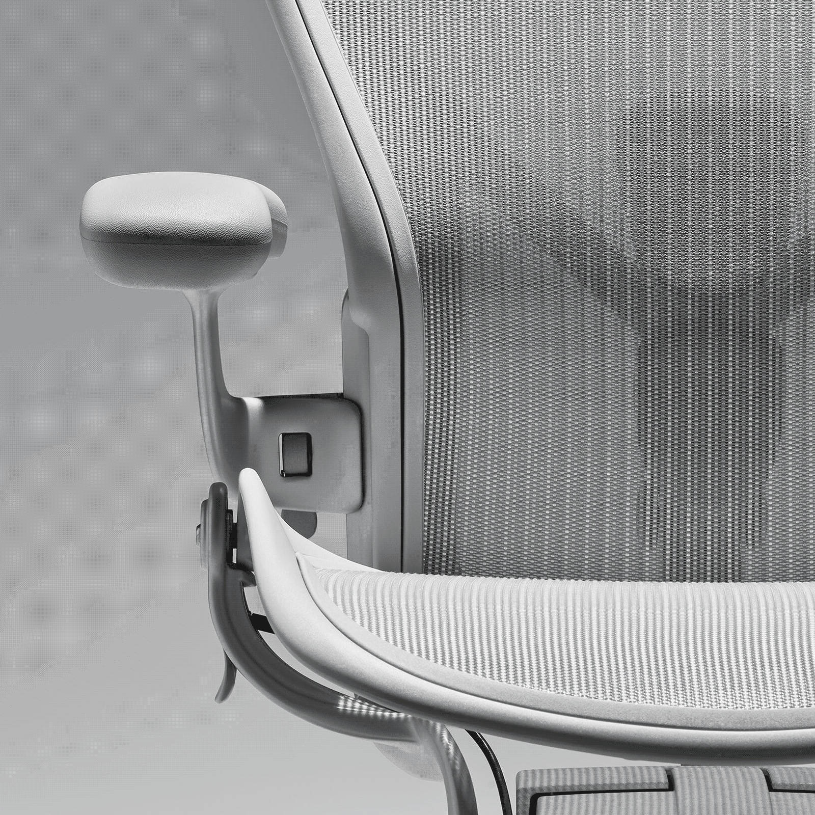 https://www.hermanmiller.com/content/dam/hmicom/page_assets/products/aeron_chair/202106/it_prd_ovw_aeron_chair_02.gif.rendition.1600.1600.png