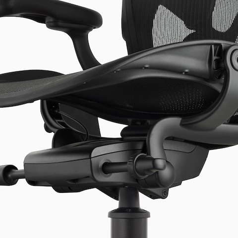 特写镜头：黑色Aeron高脚椅上选配的调节装置。