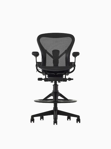 前视图：白色背景中的酷黑哑光色Aeron高脚椅，配有5星底座和人体工程学后背支撑。
