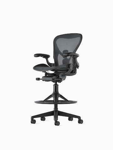 前视图：白色背景中的酷黑哑光色Aeron高脚椅，配有5星底座和人体工程学后背支撑。选择前往Aeron高脚椅产品页面。