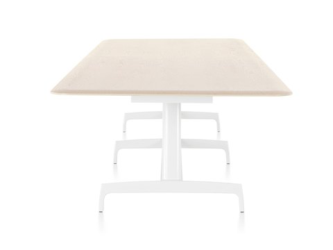 Una mesa rectangular AGL con una tapa de chapa ligera y base de aluminio blanco, vista desde el extremo angosto.