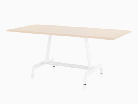 Vista oblicua de una mesa AGL rectangular con una tapa de chapa ligera y base de aluminio blanco.