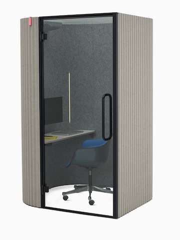 Een hoekaanzicht van een Bay Work Pod die wordt gebruikt voor een videoconferentie, gecombineerd met een Eames-bureaustoel.