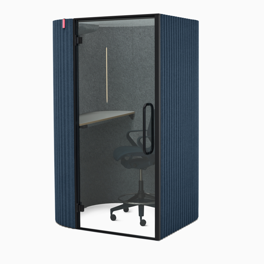 Vista angular de Bay Work Pod con una superficie para trabajar de pie y una silla alta Cosm.