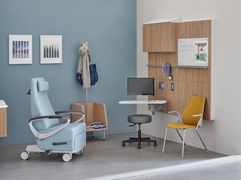 检查室里的病人躺椅、单椅和凳子。