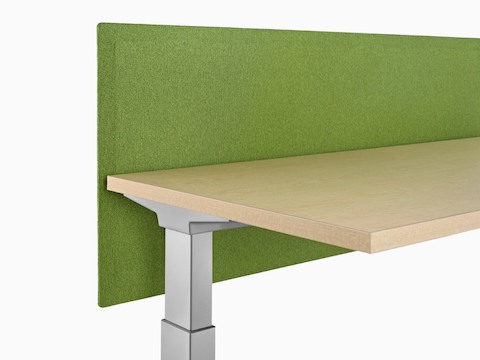 Tela privativa verde presa à parte de trás e uma mesa sit-to-stand.