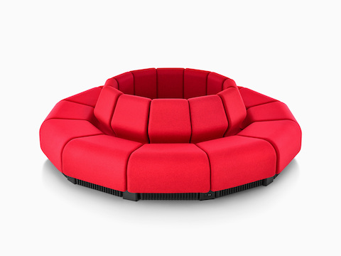 Módulos de sillas modulares Chadwick en rojo, en una disposición circular.