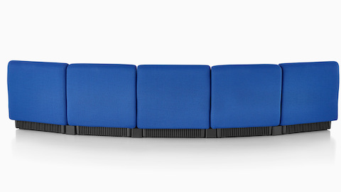 Cinco módulos de sillas modulares Chadwick en azul dispuestos en forma de curva leve, vistos desde atrás para mostrar el respaldo tapizado.