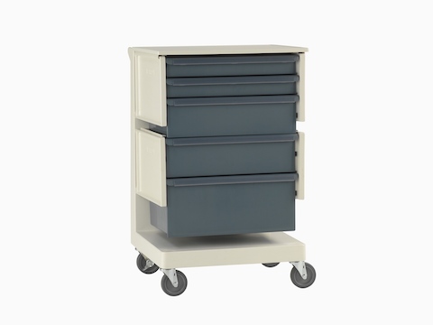 Um carrinho de armazenamento de cuidados de saúde Co / Struc System com rodízios e gavetas azuis.