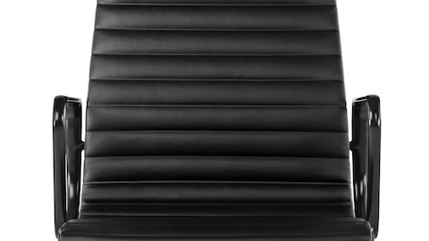 优质黑色皮革Eames Aluminum Group椅子的背面。