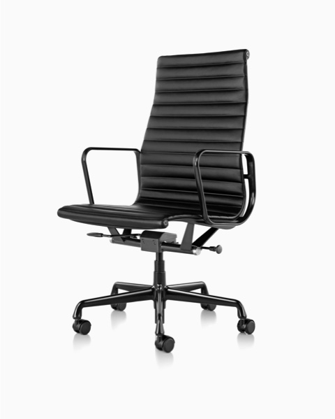 Eames Aluminum Cadeira executiva em couro preto.