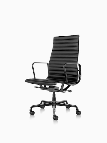黑Eames Aluminum 组主席。选择进入Eames Aluminum Group椅子产品页面。