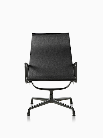 黑色Eames Aluminum Group户外椅子。