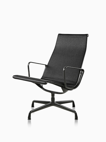 黑色Eames Aluminum Group户外椅子。选择进入Eames Aluminum Group椅子户外产品页面。