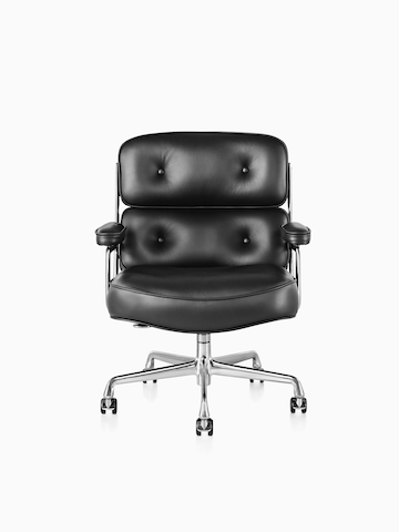 黑色Eames大班椅。