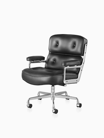 黑色Eames大班椅。选择进入Eames行政椅产品页面。