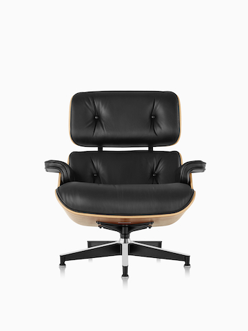 黑色Eames休闲椅。