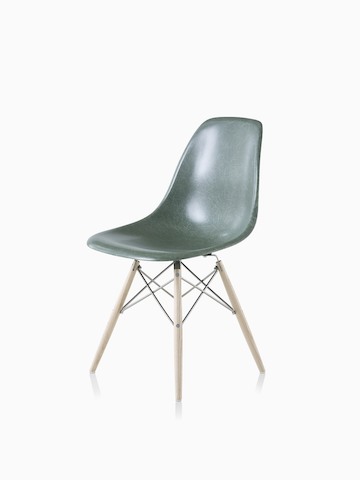 配置木质底座和深绿色椅座的Eames模压玻璃纤维单椅。选择前往Eames模压玻璃纤维座椅产品页面。