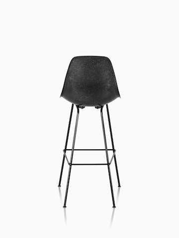 黑色Eames模压玻璃钢凳子，从后面看。
