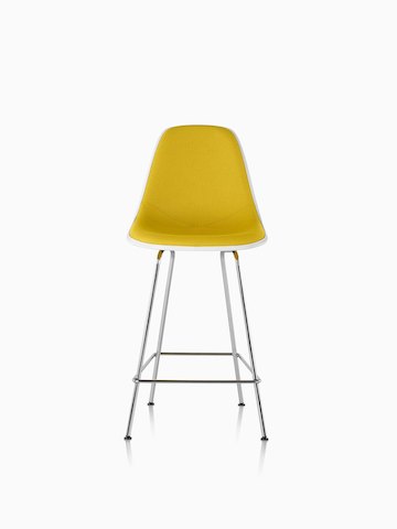 Eames从前面看，带黄色装饰的玻璃钢模塑凳子。