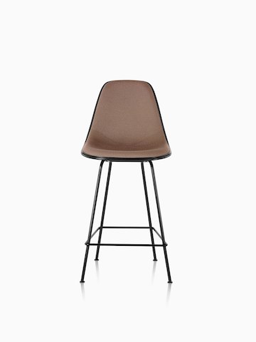 黑色Eames模制玻璃钢凳子，棕色装饰，从正面看。