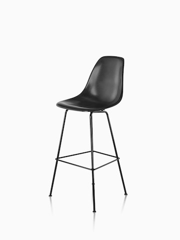 黑色Eames模制玻璃钢凳子，从45度角看。