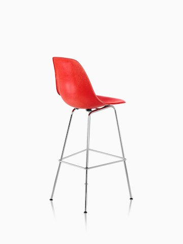 红色Eames被铸造的玻璃纤维凳子的四分之三后视图。