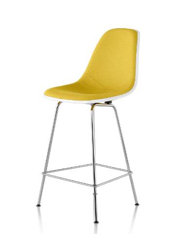白色Eames模制玻璃钢凳子与黄色的室内装潢，从45度角看。