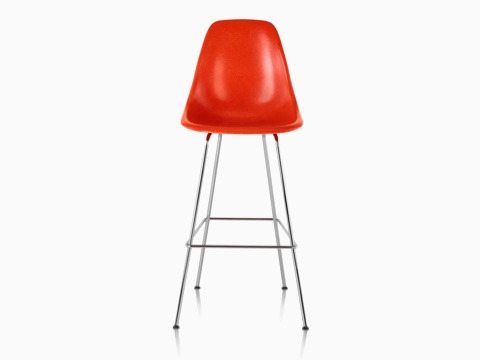 从前面看，红色Eames模压玻璃钢凳子的上半部分。