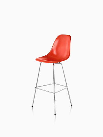 红色Eames被铸造的玻璃纤维凳子。选择进入Eames模压玻璃钢凳子产品页面。