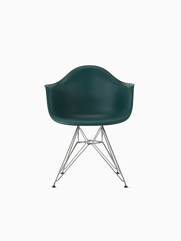 浅蓝色Eames塑木椅子与木腿。