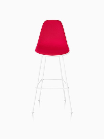 白色Eames模压塑料凳与红色室内装潢，从正面看。
