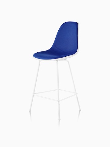 白色Eames塑造塑料凳子与蓝色室内装潢，从45度角看。
