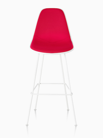 白色Eames模压塑料凳与红色室内装潢，从正面看。
