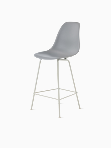 浅蓝Eames模塑塑料凳子。选择进入Eames模塑塑料凳产品页面。