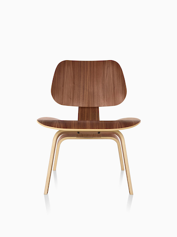 Eames模压胶合板椅子。