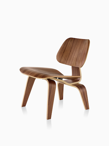 Eames成形合板の椅子。選択すると、Eames Molded Plywood Chairsの製品ページに移動します。