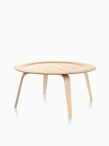 丸いEames成形合板コーヒーテーブル。選択すると、Eames Molded Plywood Coffee Tableの製品ページに移動します。