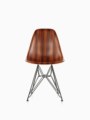 Eames被铸造的木椅子。