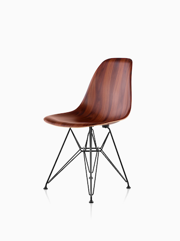 Eames被铸造的木椅子。选择进入Eames模木椅产品页面。