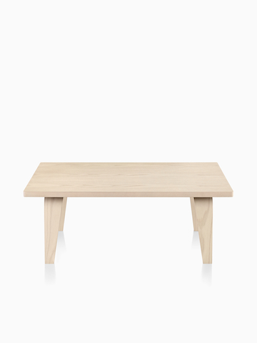 一个Eames矩形咖啡桌与轻木结束。
