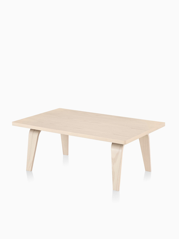 一个Eames矩形咖啡桌与轻木结束。选择进入Eames矩形咖啡桌产品页面。
