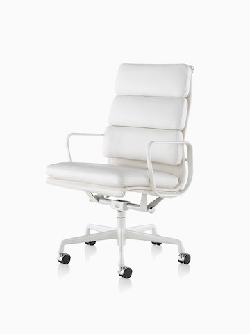 白色皮革Eames Soft Pad高背椅，从45度角观看。